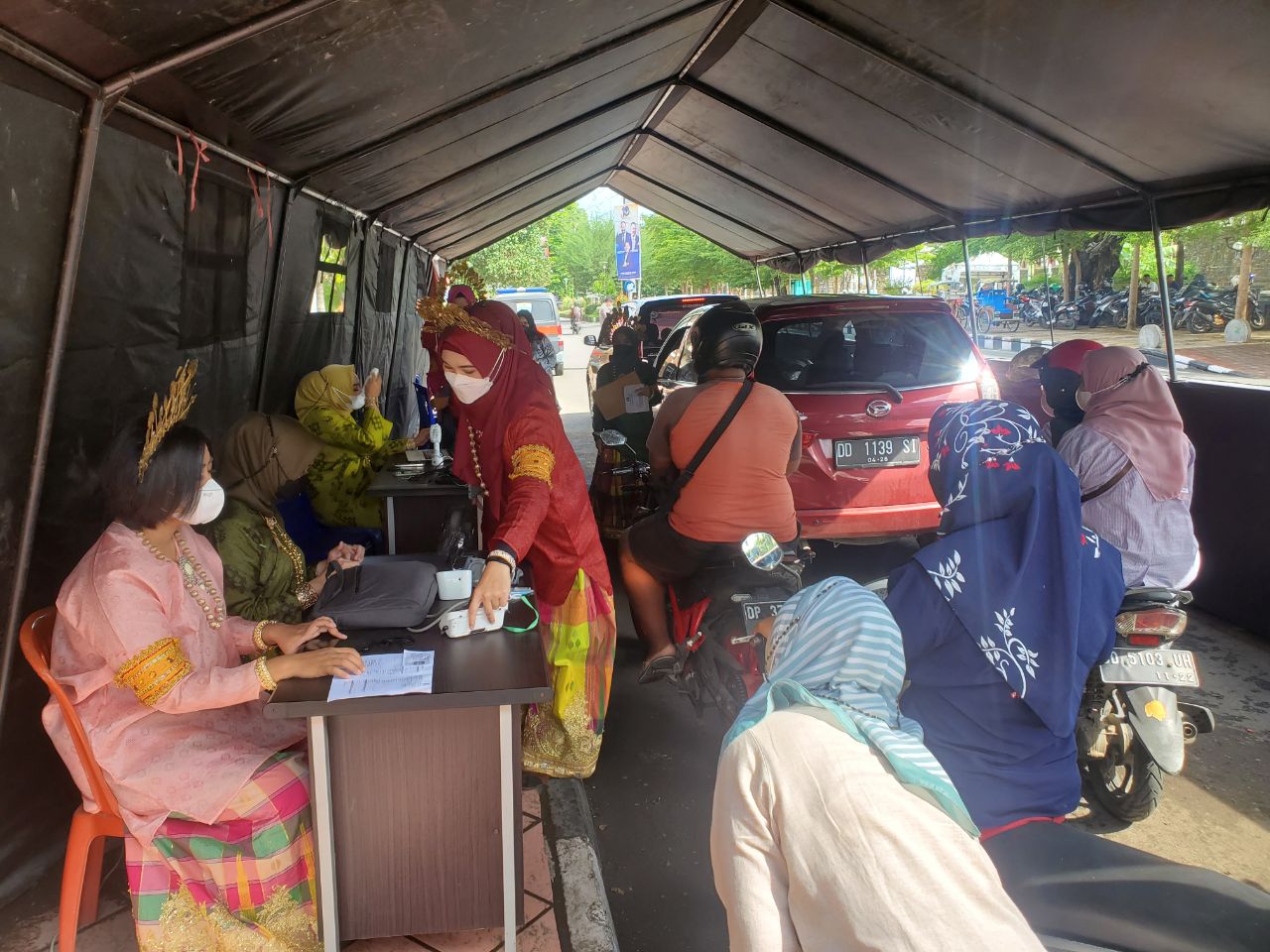 PersonrlPolres Pelabuhan Makassar Gunakan Pakaian Adat di HUT Makassar