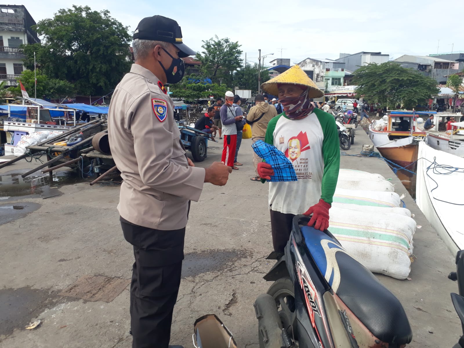 Unit Binmas Polsek Paotere berikan Imbauan dan Awasi Prokes