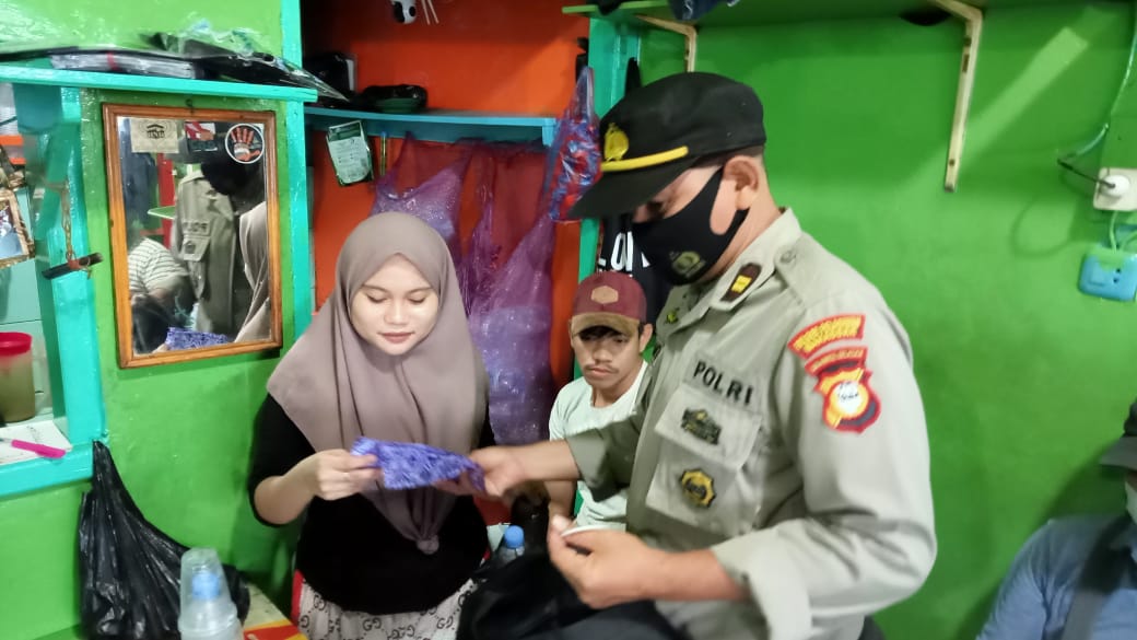 Unit Binmas Polsek Ujung Tanah bagikan Masker