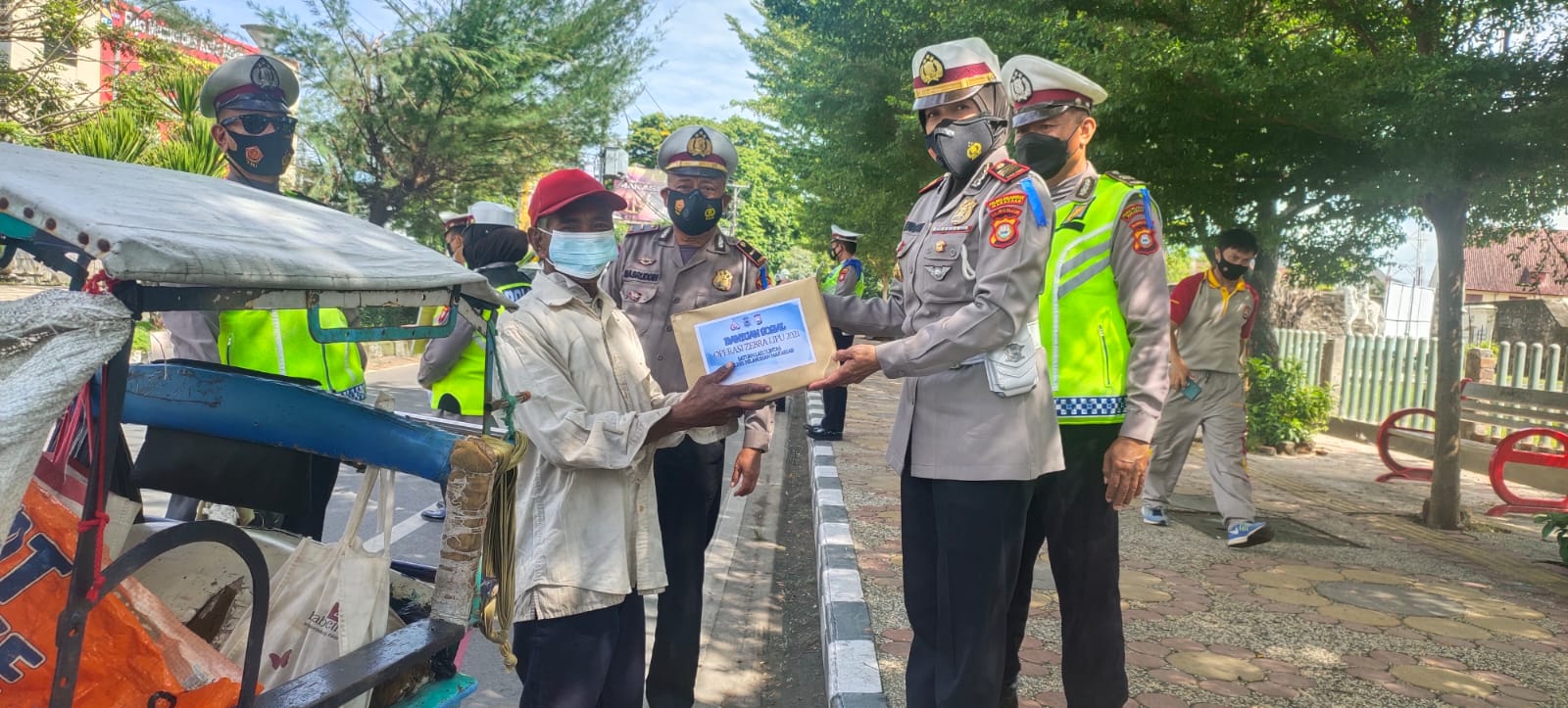 Satlantas Polres Pelabuhan Berbagi  Sembako pada Tukang Becak