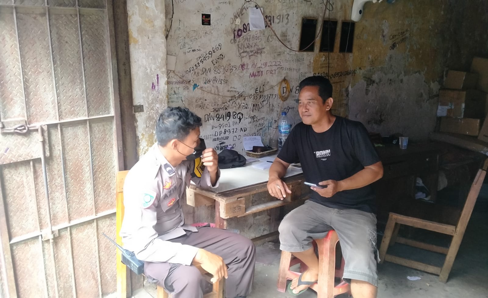Dengan Humanis, Bhabinkamtibmas Butung Sambangi Warganya