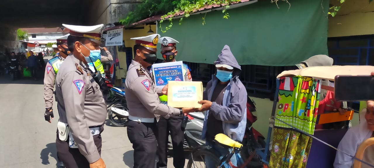 Satlantas Polres Pelabuhan Makassar Kembali Berbagi Sembako