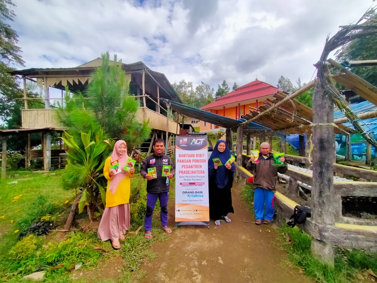 Sejahterakan Pesantren, ACT Salurkan Bantuan Bibit Sayuran dan Ikan Nila