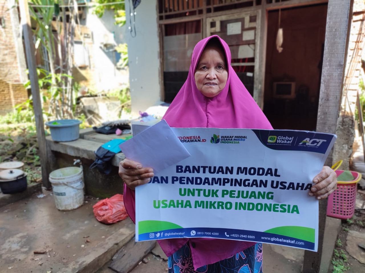Dua Ibu Rumah Tangga Terima Bantuan Modal Usaha dari Global Wakaf-ACT