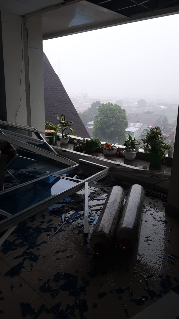 Jendela RS Ambruk,  Pohon Bertumbangan