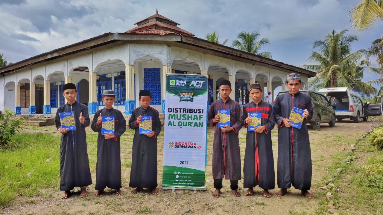 ACT Bagikan Mushaf Al-Qur’an untuk Santri Tahfidz
