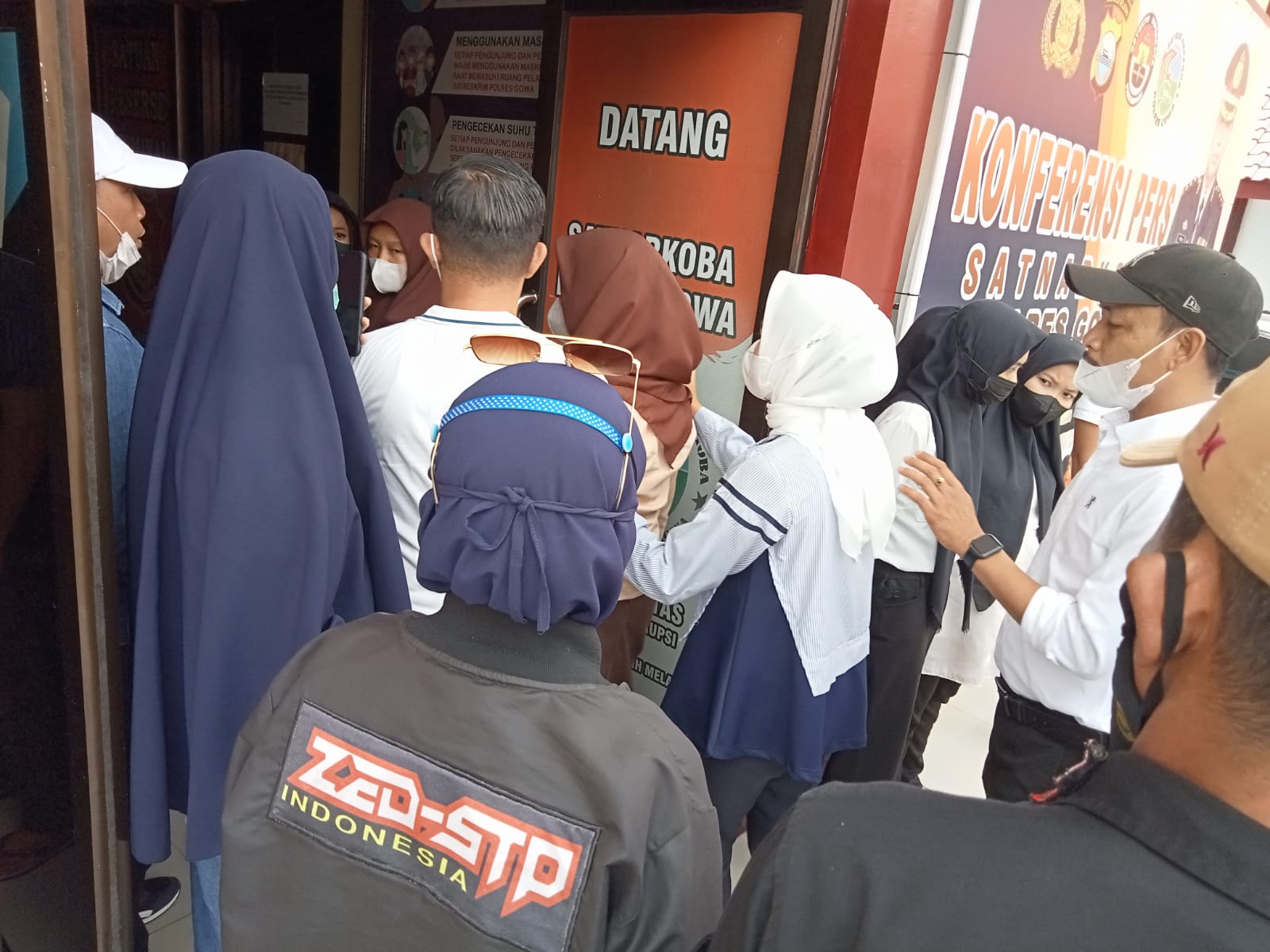 Menolak Standing Motor,  Siswi SMA Dikeroyok Teman