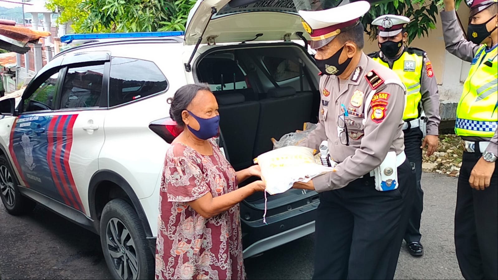 Polantas Parepare Berbagi Sedekah