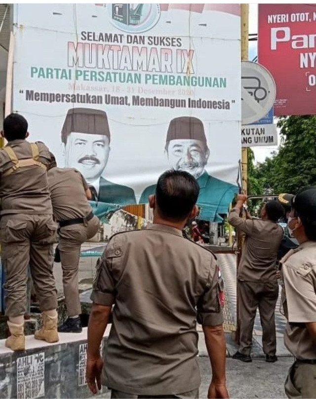 SATPOL Tertibkan Baliho Usang