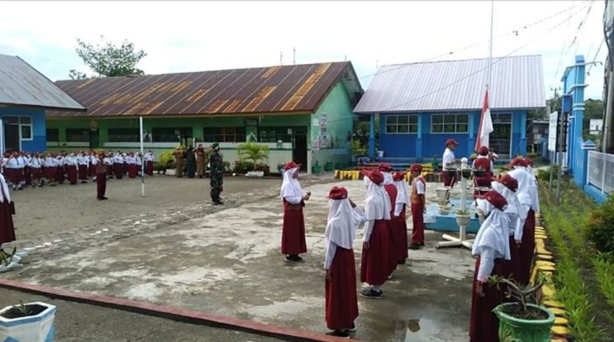 Babinsa Pembina Upacara SDN 144
