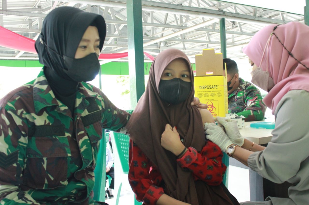 Siswa SMP Vaksinasi di Makodim 1405