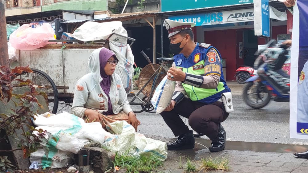 Sat Lantas Beri Bansos ke Pengendara Tertib