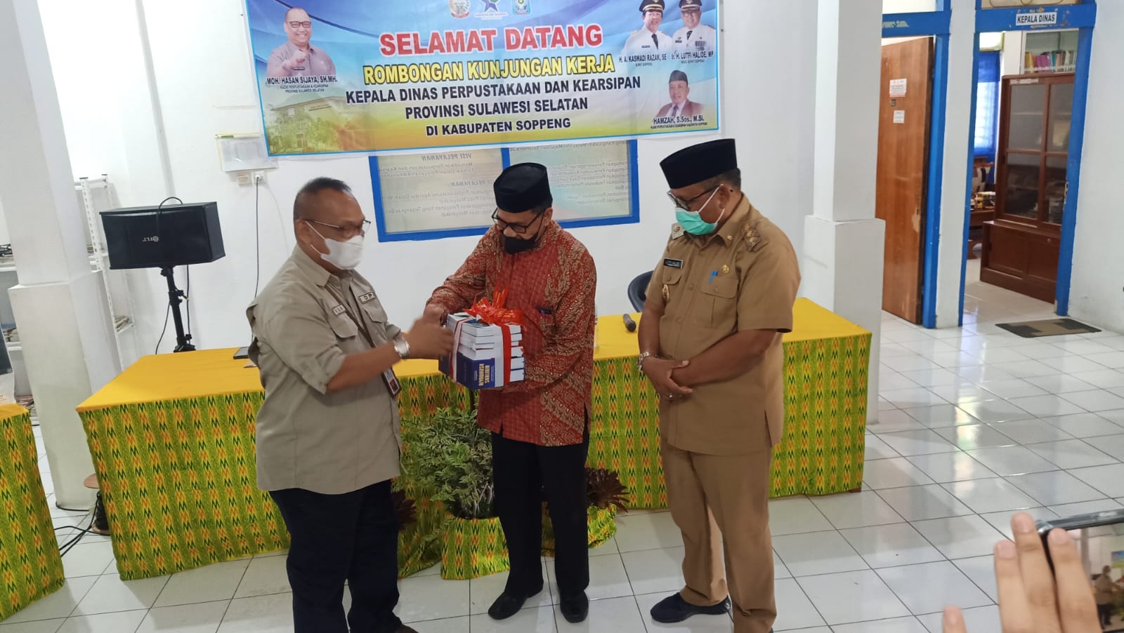 Dinas Perpustakaan Sulsel Bantu Masjid Agung