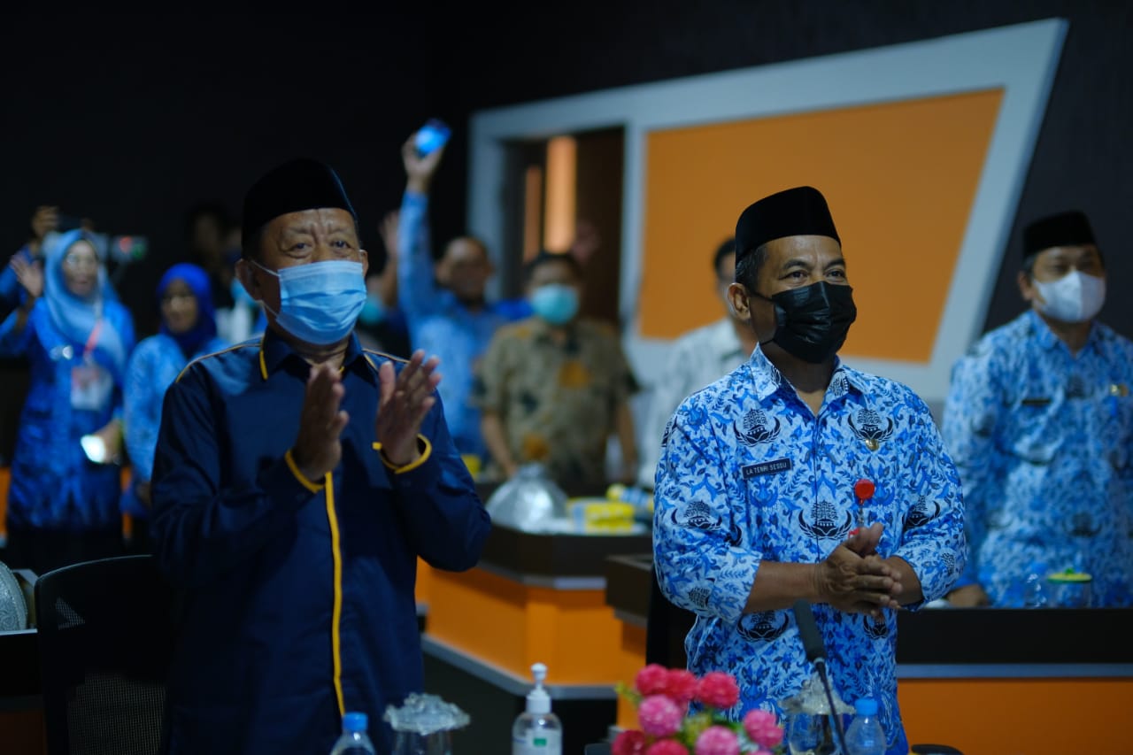 Kaswadi Raih Penghargaan Kabupaten Sehat