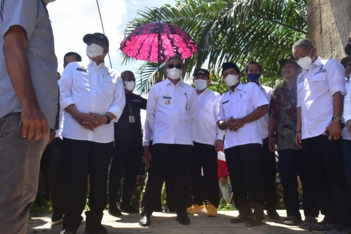 Gubernur Ali Tinjau Jembatan Gantung Pasangkayu