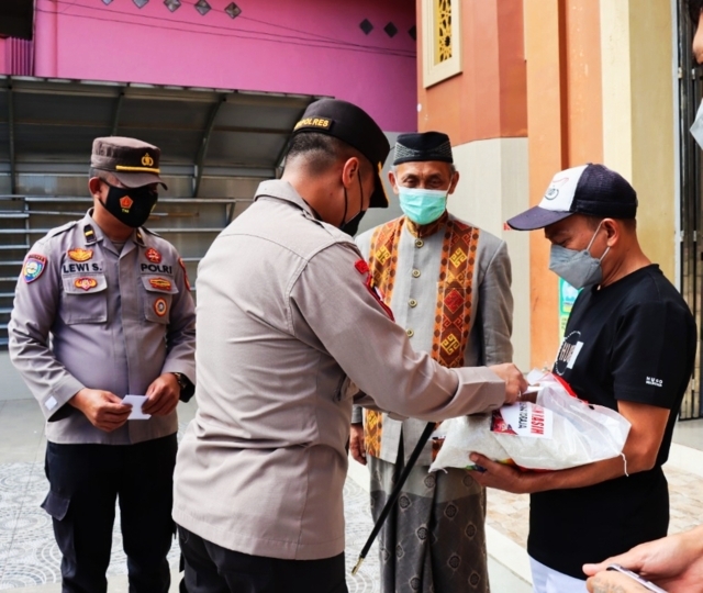 Kapolres Sentuh Kasih Berbagi Sembako