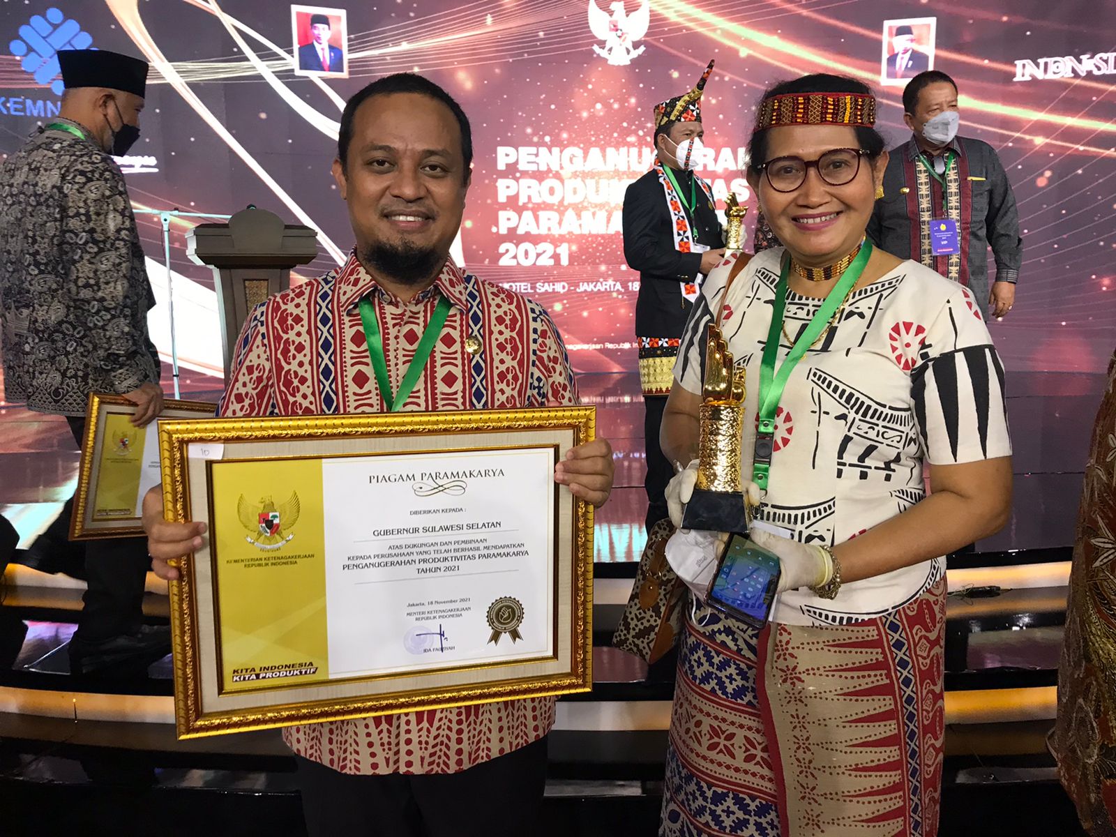 Katokkon Kristar Terima Penghargaan Paramakarya