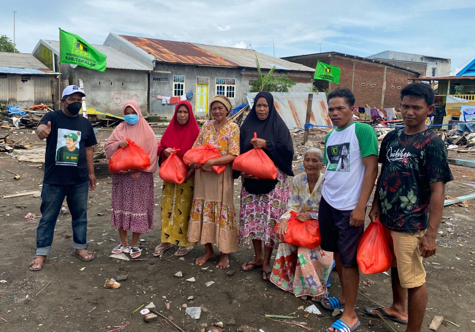 Tim Burhanuddin Salurkan Bantuan di Galesong