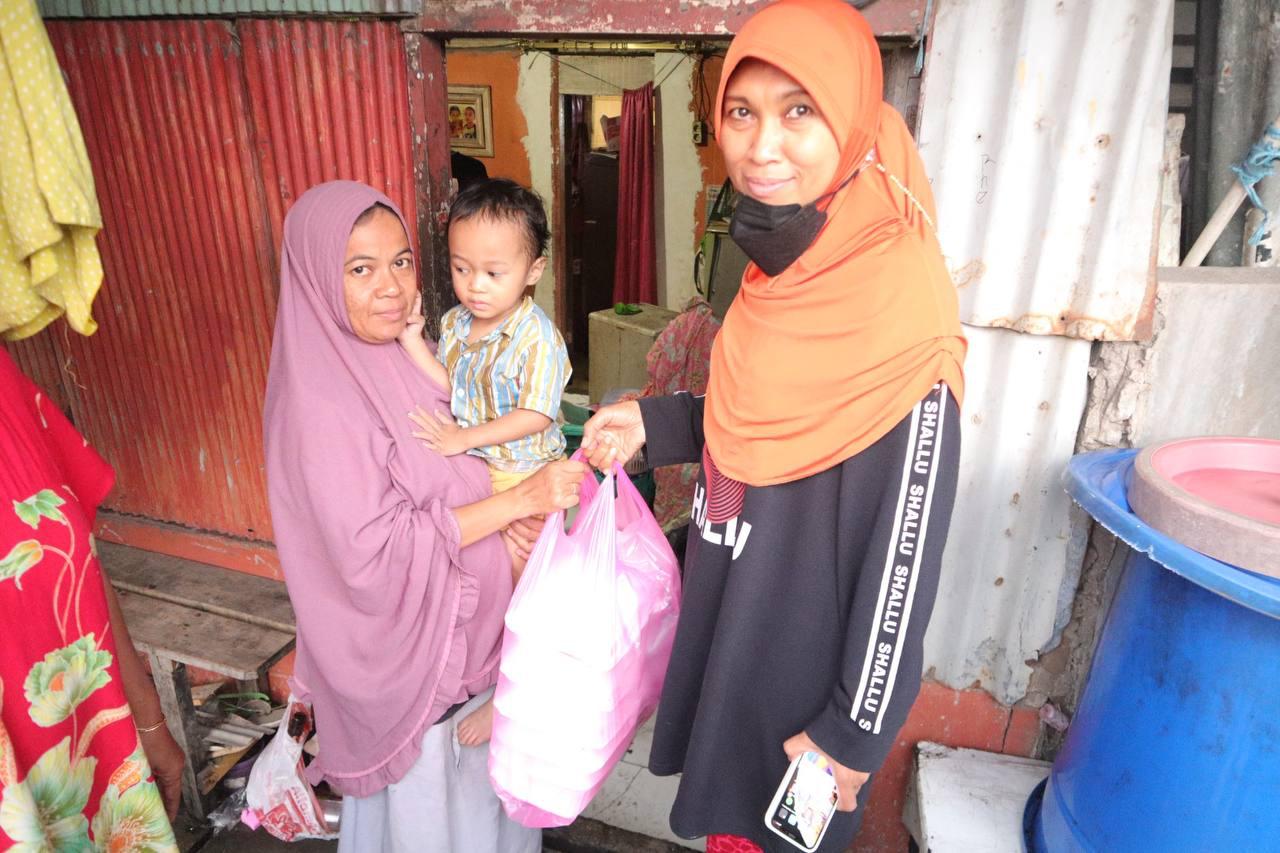 Sri Rahmi Bantu Korban Musibah Banjir