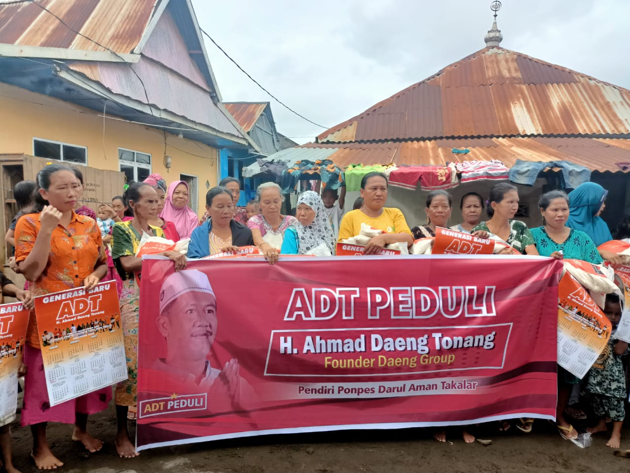 Salurkan Bantuan Ke Warga Terdampak Abrasi
