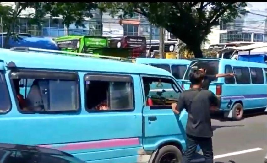 Ratusan Sopir Petepete Demo Bus Teman - Berita Kota Makassar