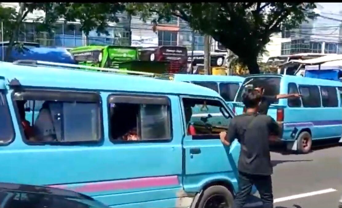 Ratusan Sopir Petepete Demo Bus Teman