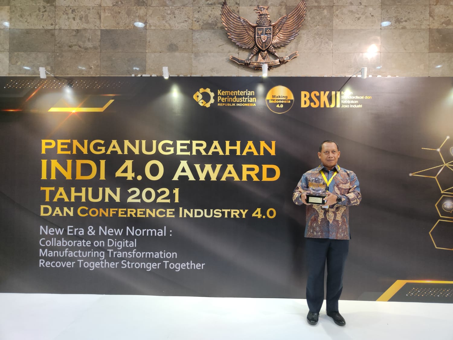 PENGHARGAAN — Direktur Operasi PT Semen Tonasa, Bambang Haryanto, mewakili PT Semen Tonasa, menerima penghargaan INDI Award 4.0
