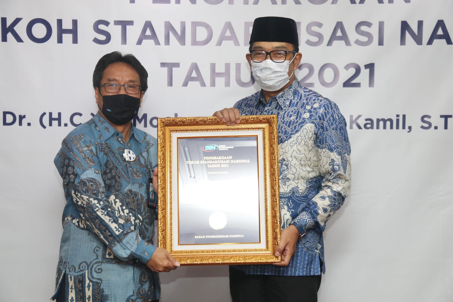 BSN Anugerahkan Tokoh Standardisasi Nasional Kepada Ridwan Kamil