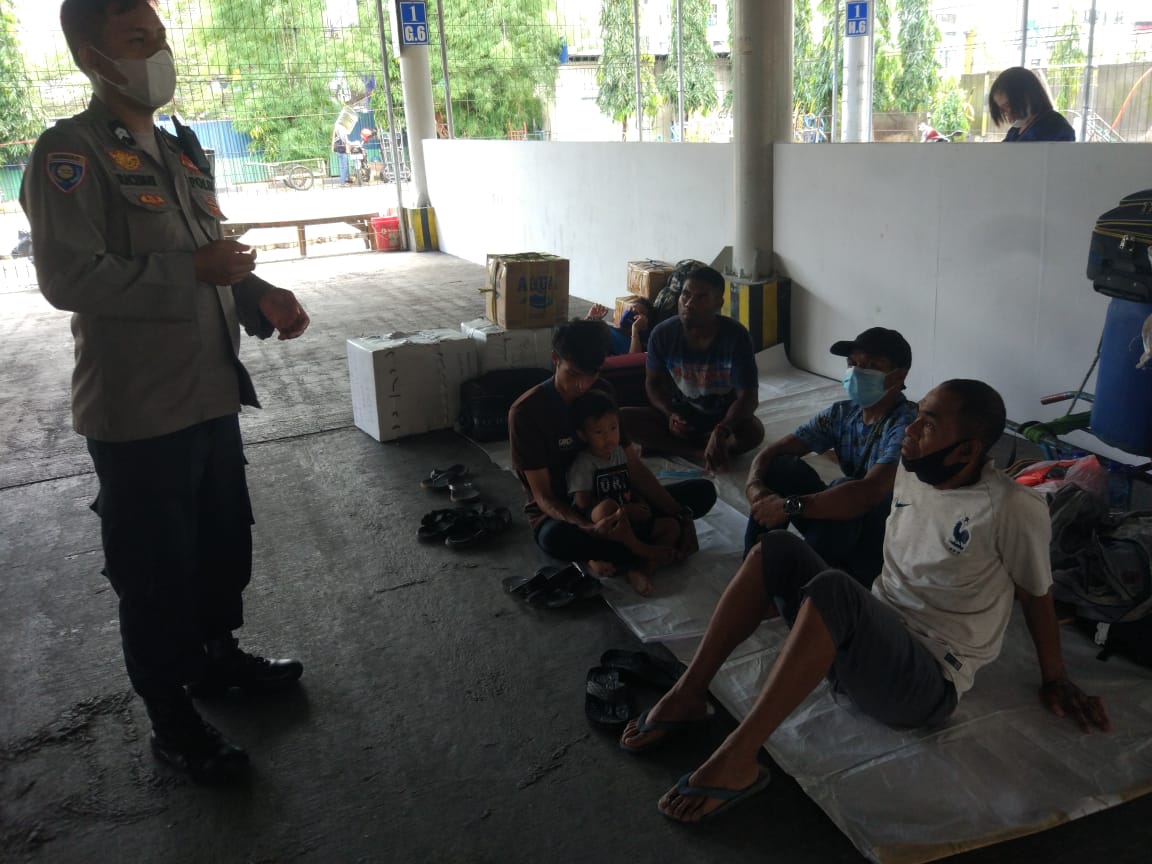 Satbinmas Polres Pelabuhan Makassar berikan Imbauan Prokes kepada Penumpang Kapal