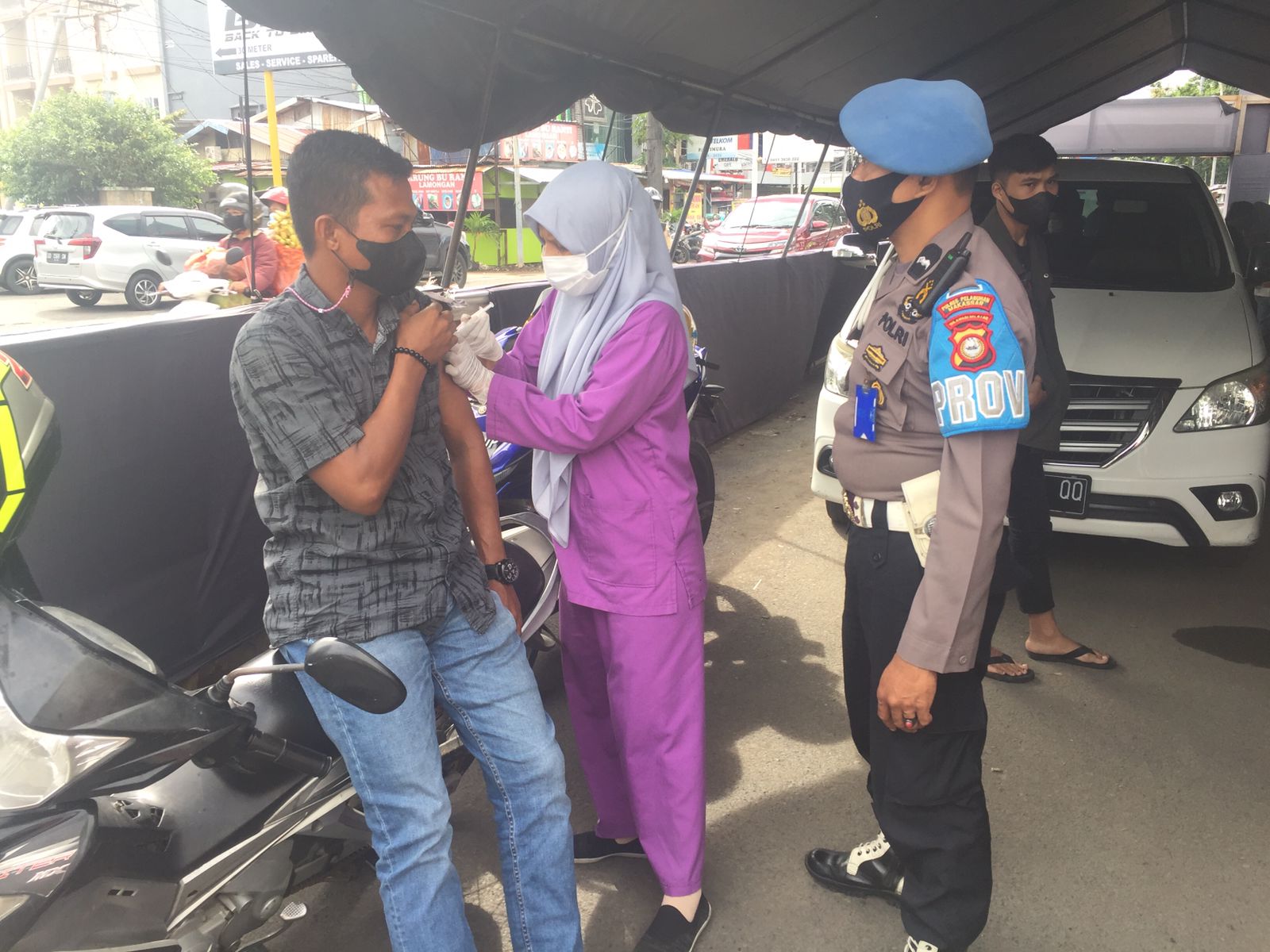 Sipropam Polres Pelabuhan Makassar Lakukan Pengamanan Vaksinasi