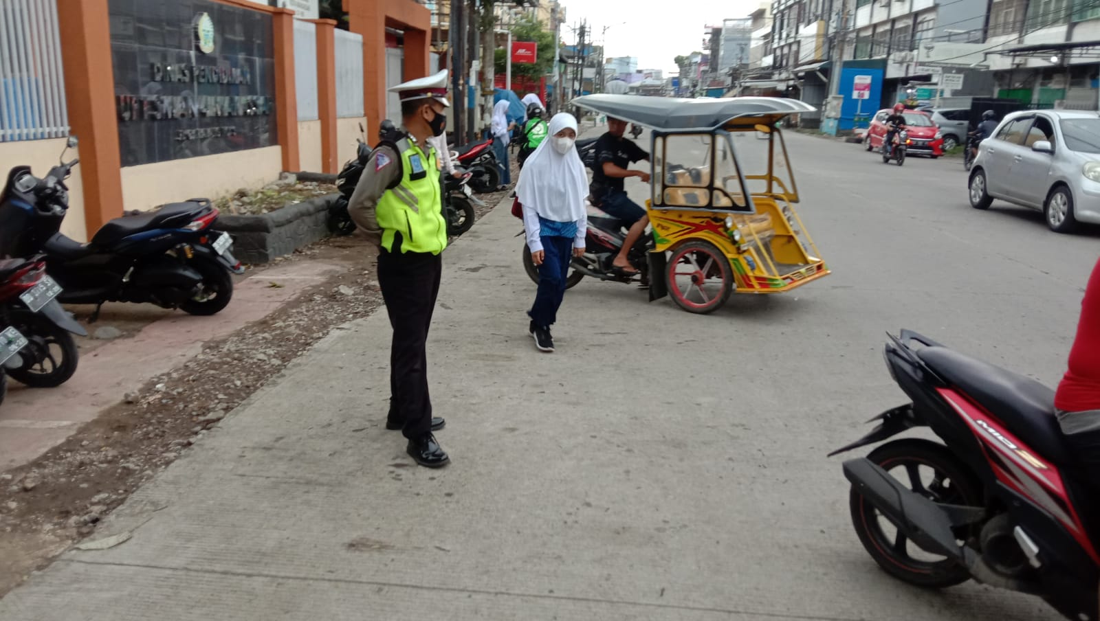 Unit Lantas Polsek Ujung Tanah Rutin Pengaturan Depan Sekolah