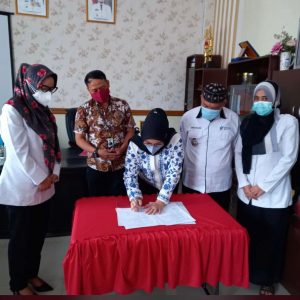 Penandatanganan serah terima bantuan mobil operasional dari Bank Sulselbar kepada UPT Transfusi Darah Sulsel.