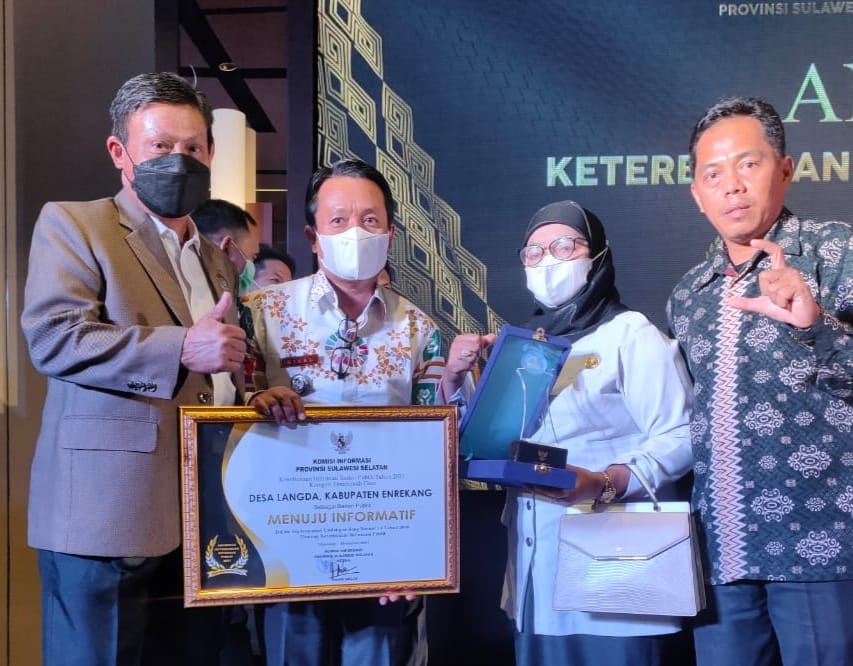 Desa Langda Raih Penghargaan dari KI Sulsel Sebagai Desa Menuju Informatif