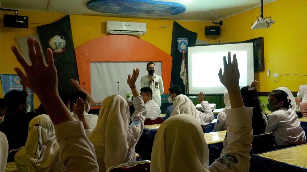 PLN UPDK Bakaru Sosialisasikan Penggunaan Energi Listrik yang Bijak dan Aman di Hadapan Siswa SMA Negeri 4 Kota Parepare