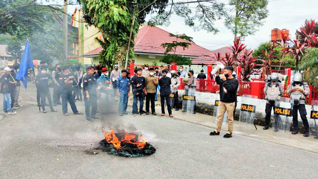 Kecewa Sikap Dewan, Mahasiswa Segel Kantor DPRD Torut