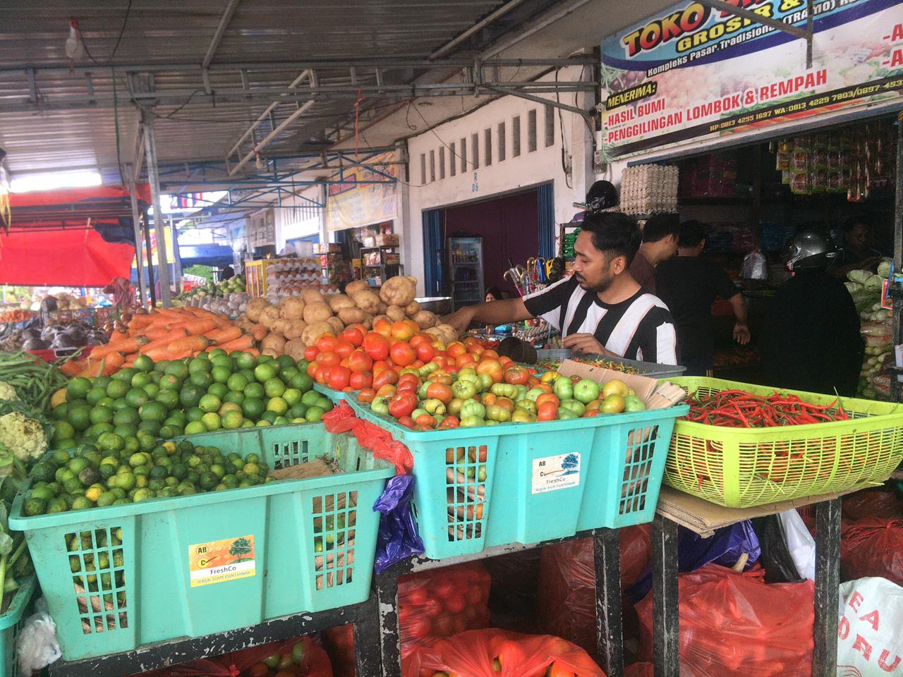 Jelang Akhir Tahun Harga Kebutuhan Pokok Merangkak Naik