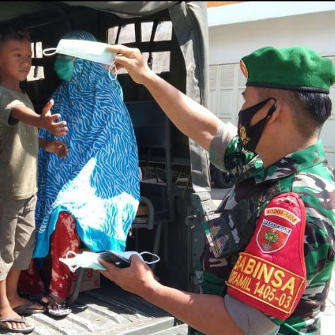 Sukseskan Vaksin, Babinsa 1405-03/Bacukiki Antar Jemput Warga Binaan