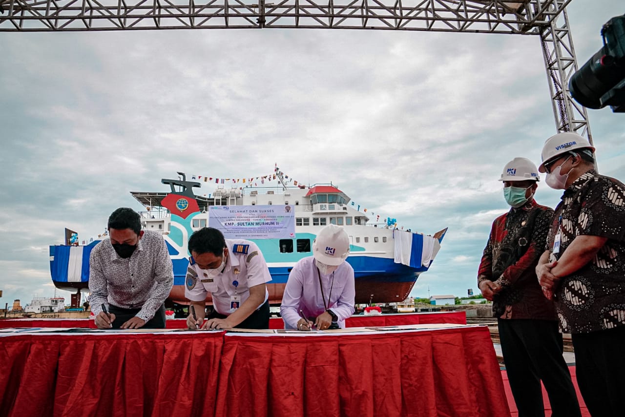 penandatanganan penyerahan Kapal Penyebrangan Penumpang Roro 500 GT KMP Sultan Murhum II