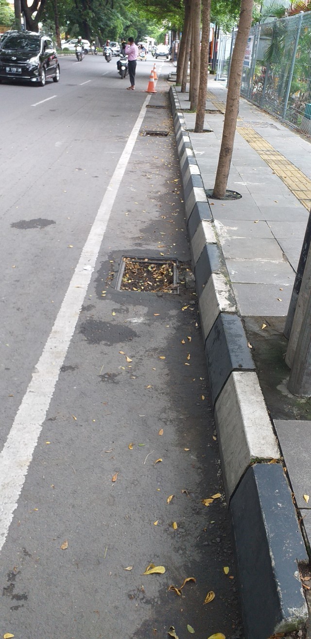 Penutup Besi Drainase di Jalan Hertasning Hilang