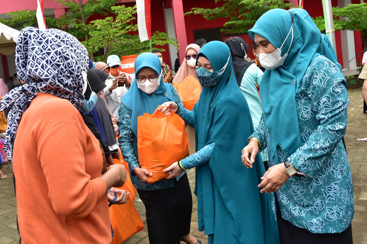 Naoemi Bagikan 200 Paket Sembako ke Penerima Manfaat