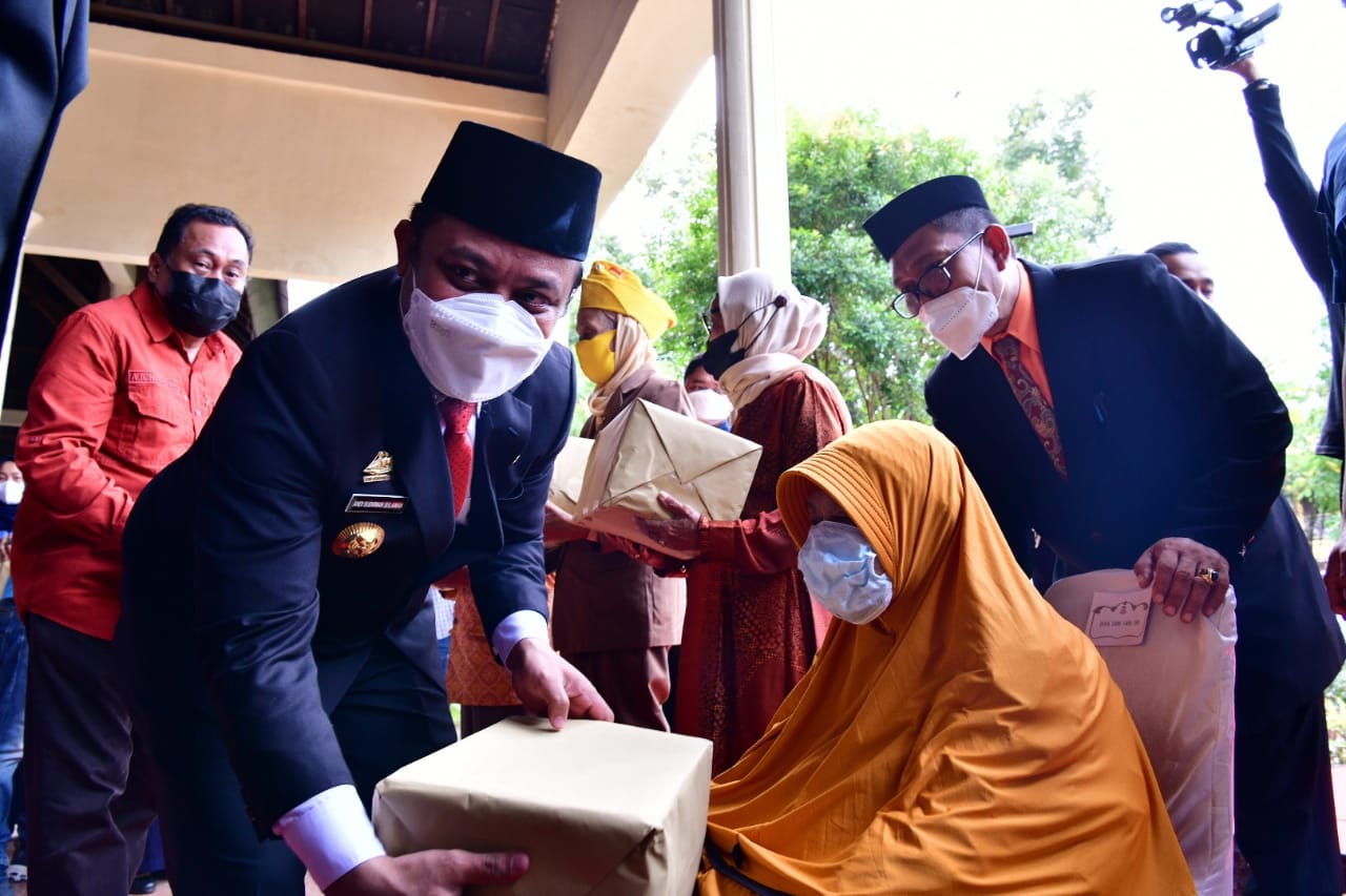 Plt Gubernur Beri Bingkisan ke Veteran