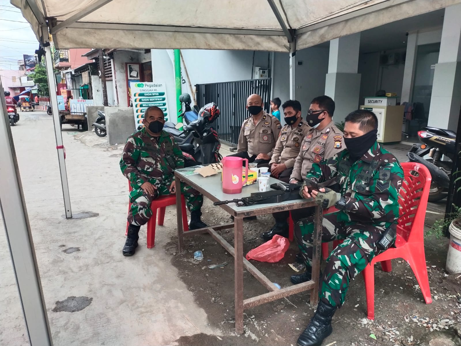 Polres Pelabuhan Makassar dan TNI lakukan patroli serta Strong Point