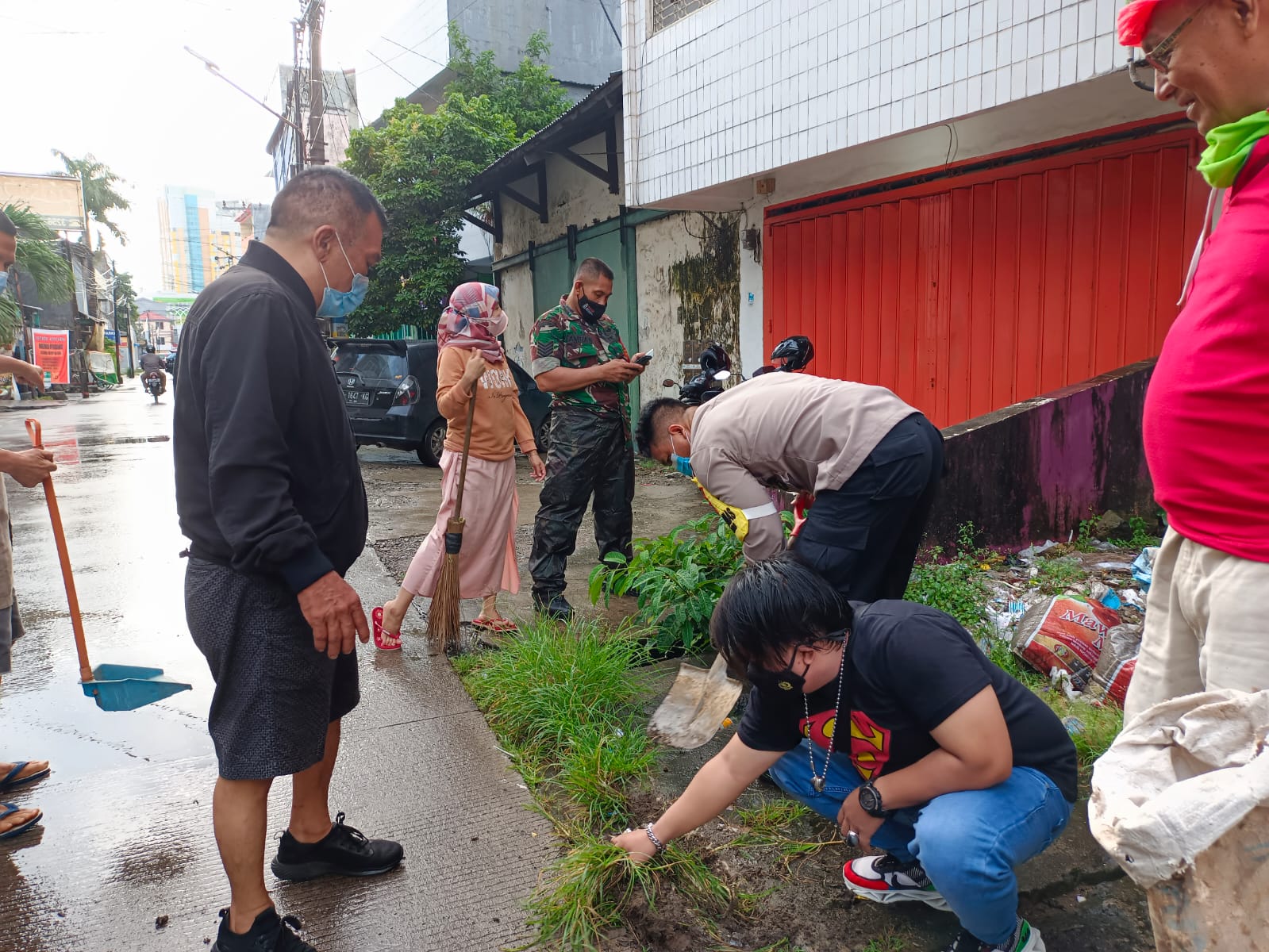 Peduli Lingkungan, Bhabinkamtibmas Pattunuang kerja Bersama TNI dan Warganya