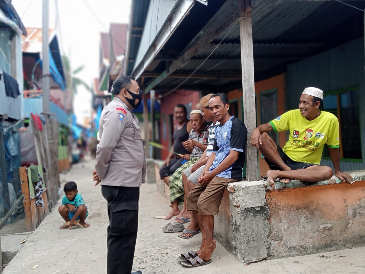 Bhabinkamtibmas Pulau Barrang Caddi  Imbau  Warganya Waspada Cuaca Ekstrim