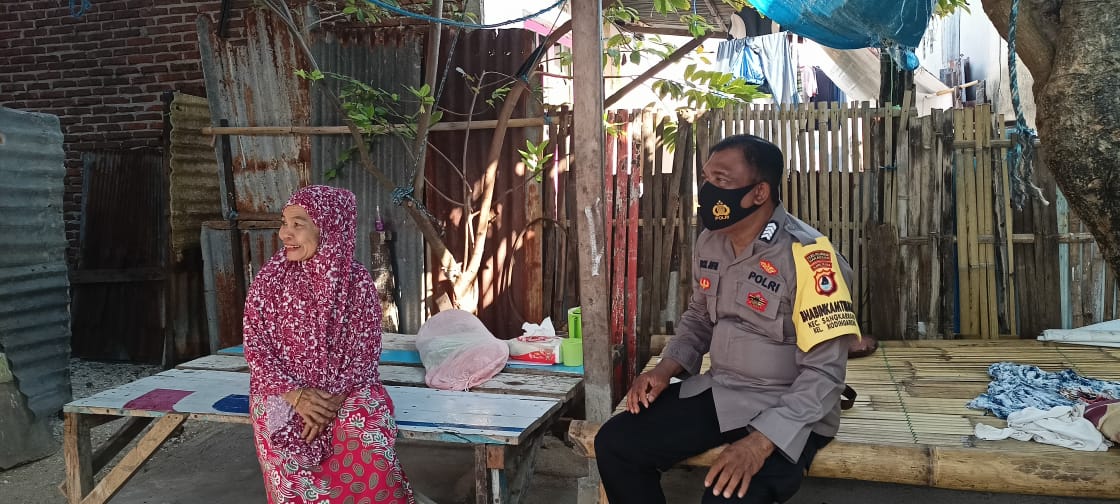 Rutin Sambang , Bhabinkamtibmas Pulau Kodingareng Ingatkan Prokes Pada Warganya