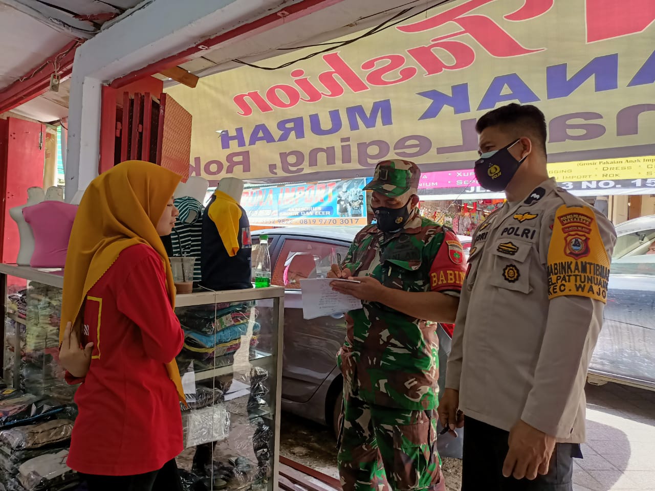 Bhabinkamtibmas Pattunuang dan Babinsa Ajak Warga Disiplin Prokes