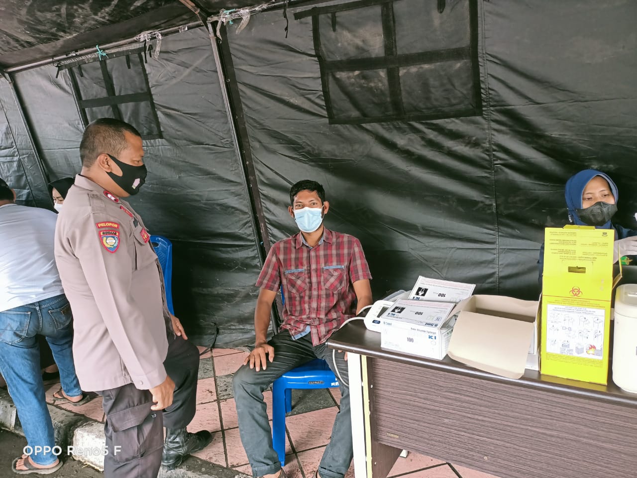 Bhabinkamtibmas Malimongan Kawal Warganya lakukan Vaksin