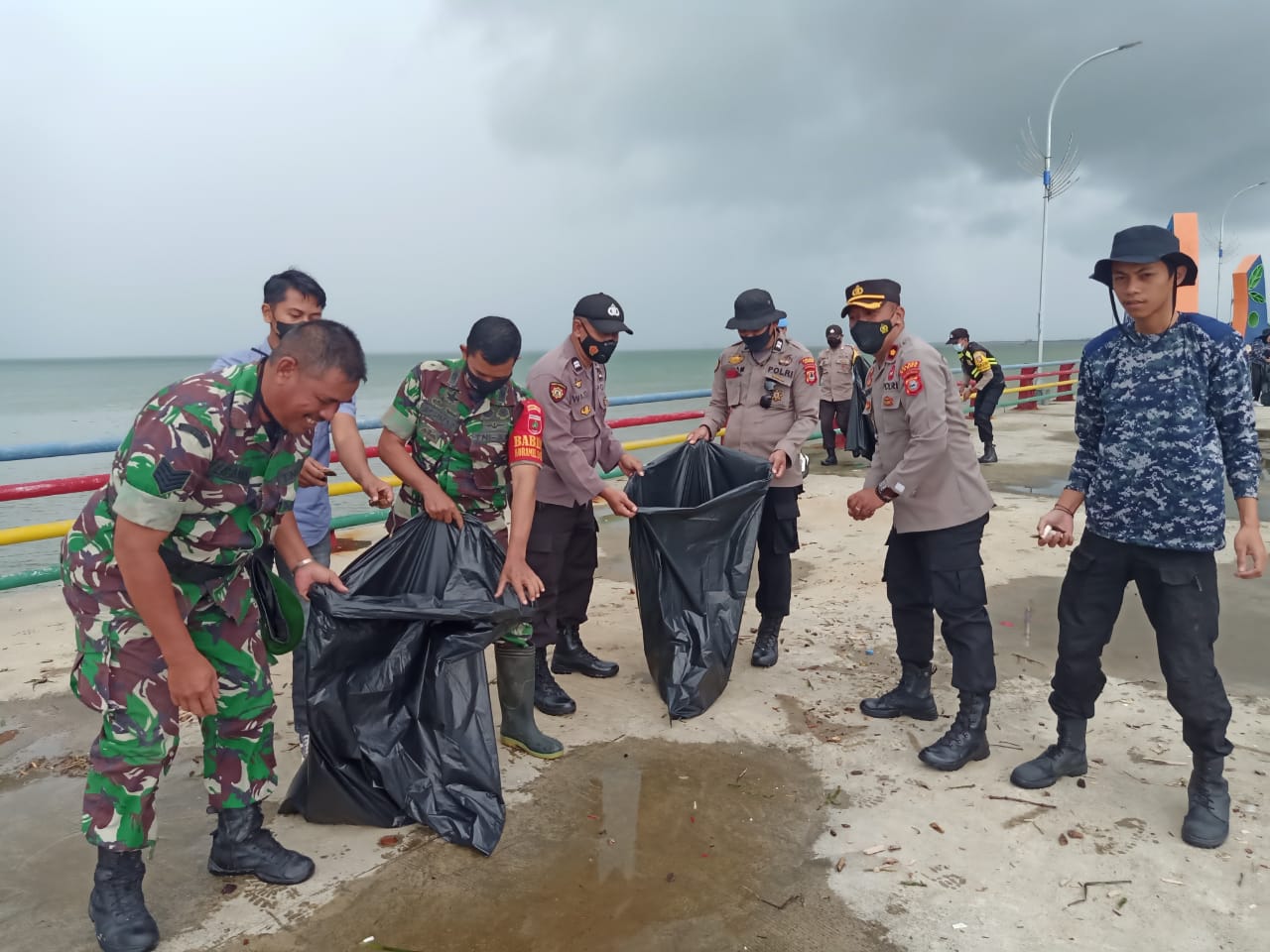 TNI-Polri Bersih-Bersih Pantai Sumpang Binangae