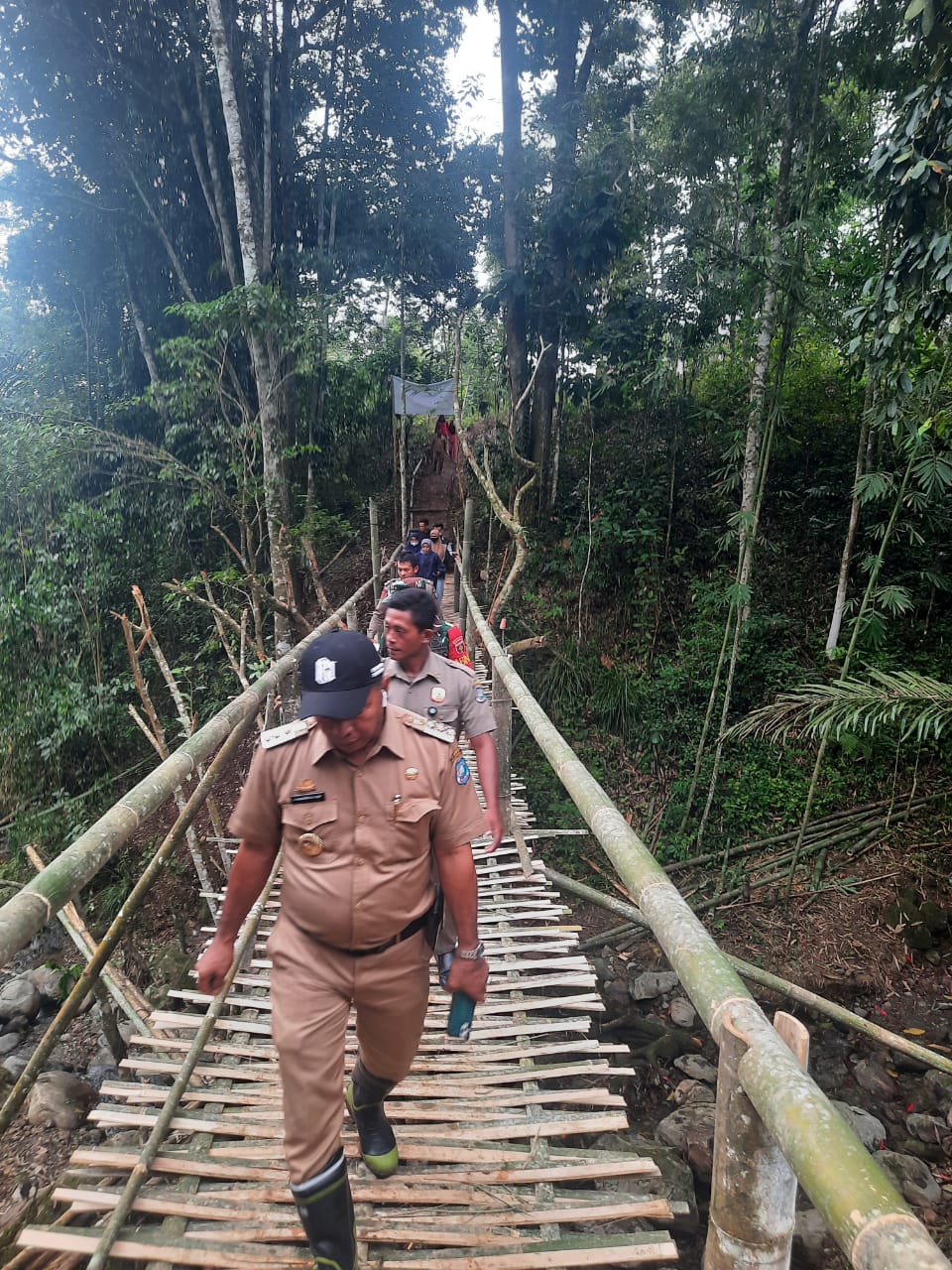 Andi Utta Nikmati Panorama Alam Bukit Emas
