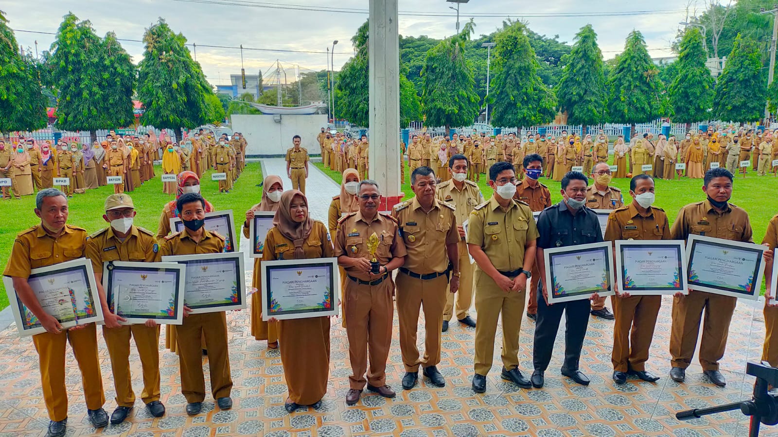 Andi Utta Serahkan Penghargaan 14 Desa